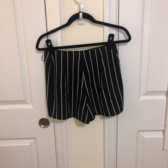 Black & White striped shorts - Picture 5 of 6